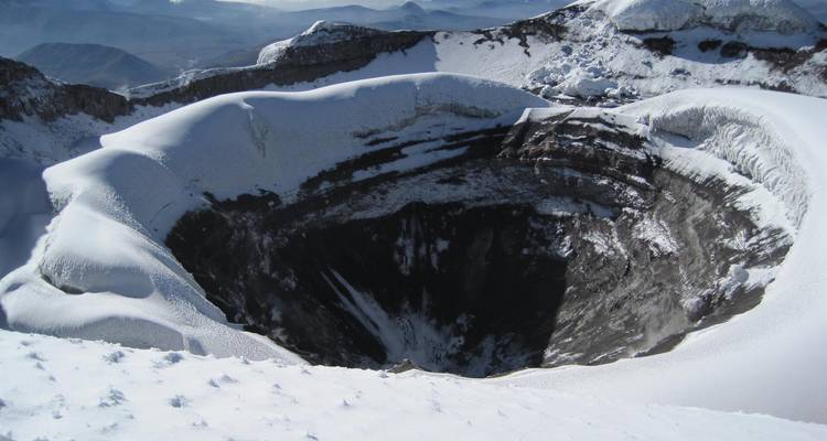 Cratère aux bords enneigés.