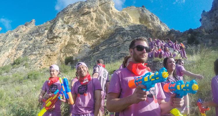Participants à un festival tenant des pistolets à eau.