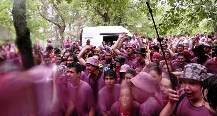 Grand groupe de personnes rassemblées pour un événement festif.