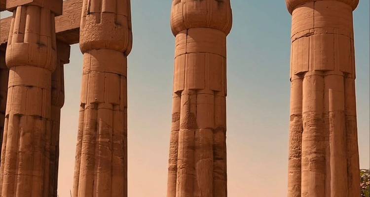 Vue rapprochée de colonnes égyptiennes antiques avec des hiéroglyphes.