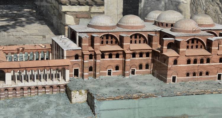 Modèle miniature d'un bâtiment historique avec des coupoles.