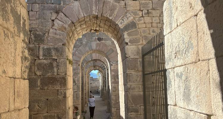 Arches en pierre dans un site archéologique.