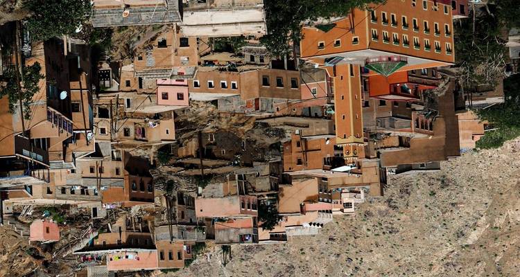 Vue aérienne de bâtiments dans une zone montagneuse.