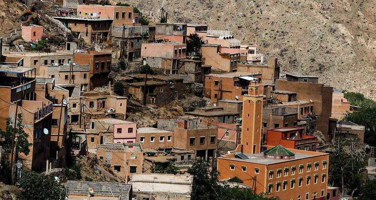 Groupe de bâtiments traditionnels sur une colline.