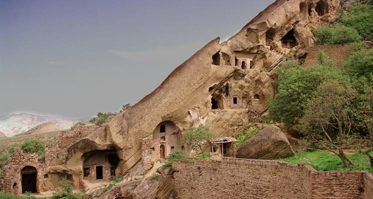 Complexe monastique troglodytique de Vardzia avec des salles et des arches taillées dans une pente rocheuse