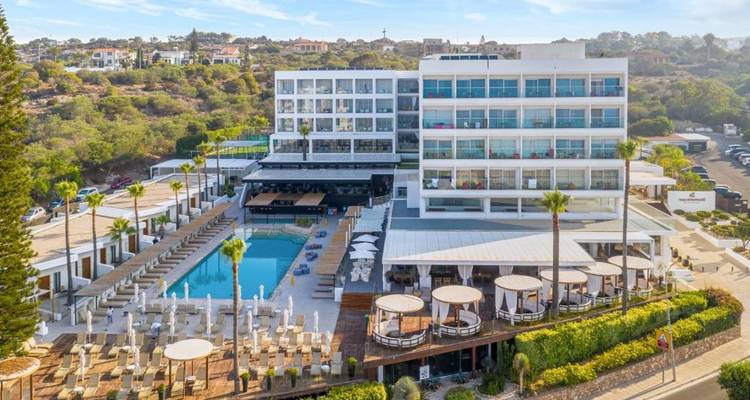 Vue aérienne d'un grand complexe hôtelier avec une zone de piscine centrale.