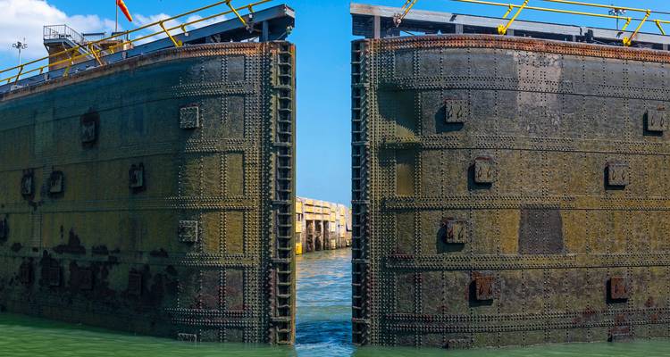 Vista de primer plano de las esclusas del Canal de Panamá con detalles intrincados.