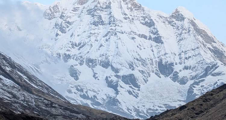 Un gros plan de pics montagneux enneigés.