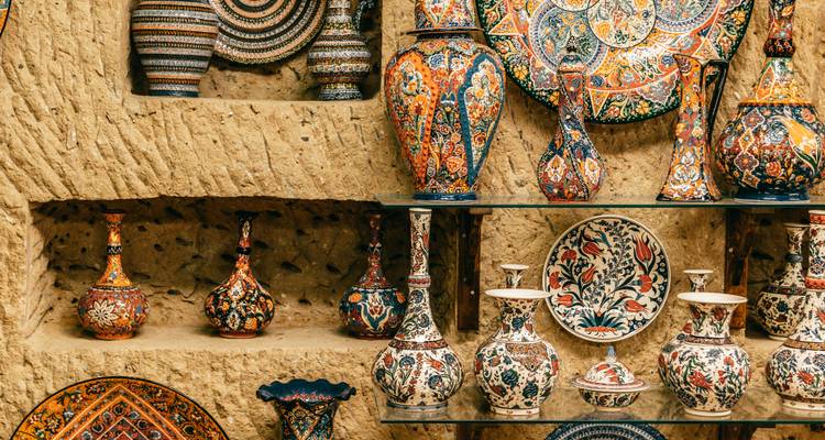 Poterie marocaine traditionnelle exposée sur des étagères.