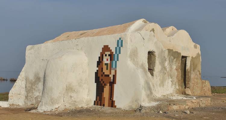 Un bâtiment avec une peinture murale, ressemblant à un plateau de cinéma.