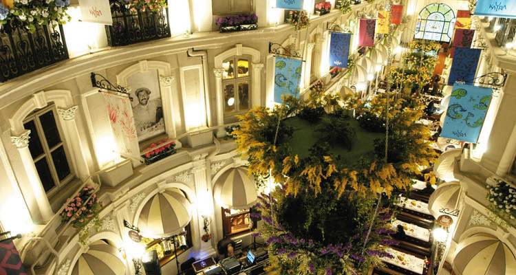 Toma interior de una galería comercial decorada.
