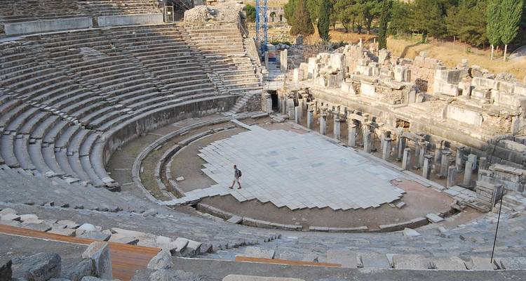 Anfiteatro antiguo vacío con una sola persona.