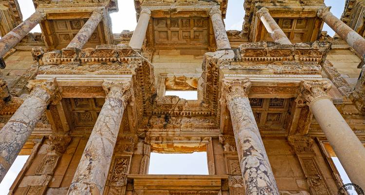 Primer plano de columnas antiguas en Éfeso.