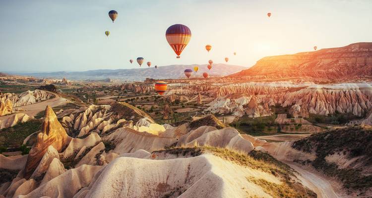 Globos aerostáticos sobre Capadocia durante el amanecer.
