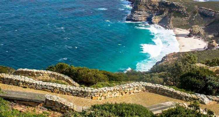 Eine Küstenlandschaft mit Klippen und Meer.