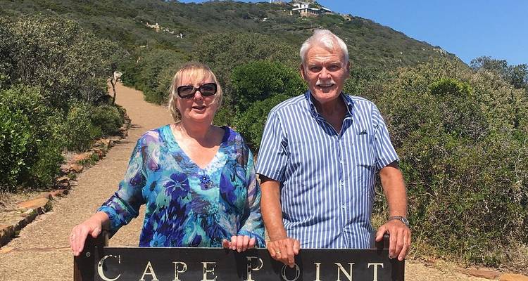 Zwei Personen stehen in der Nähe eines Cape Point Schildes.