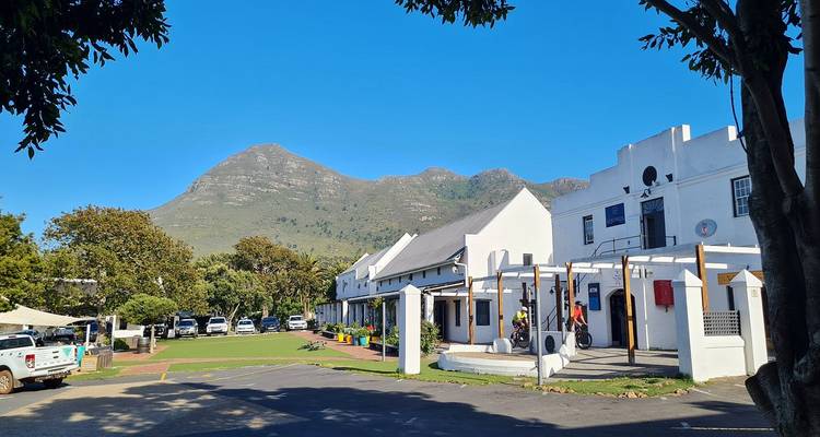 Gebäude mit Bergblick im Hintergrund.