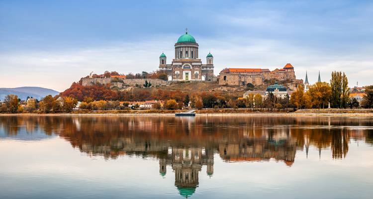 Reflet d'une grande basilique dans les eaux de la rivière pendant l'automne.