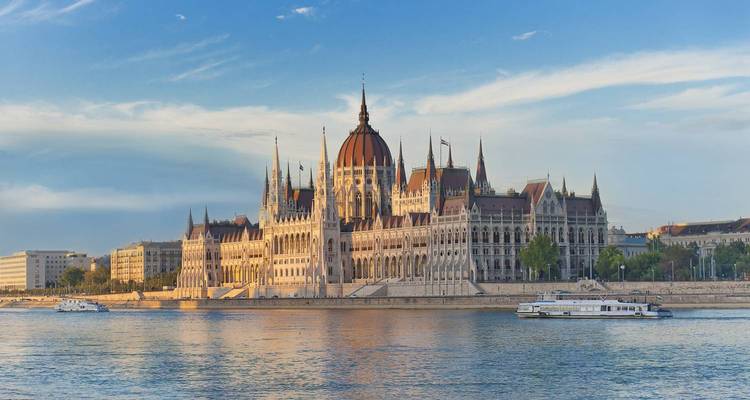 Edificio del Parlamento Húngaro junto al río Danubio al atardecer.
