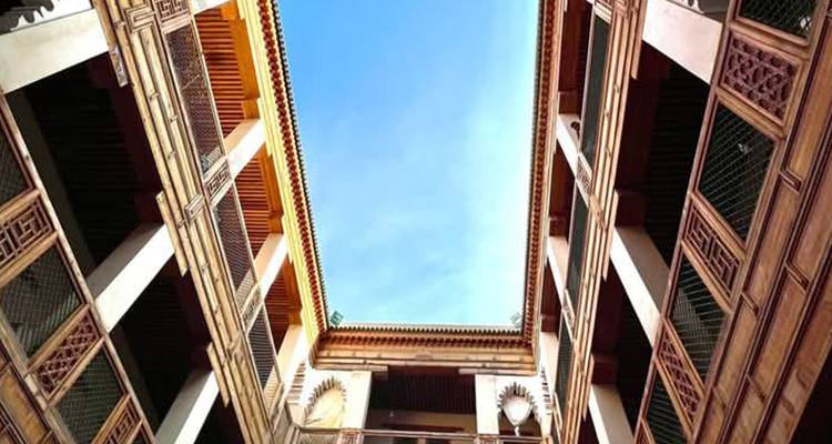 Offener Innenhof mit traditioneller marokkanischer Architektur.