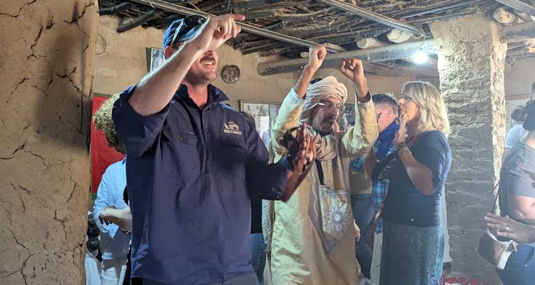 Groupe profitant d'activités festives à l'intérieur d'un bâtiment traditionnel.