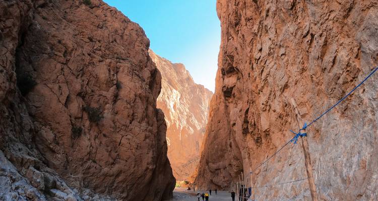 Garganta de Todra con dramáticas paredes rocosas del cañón.