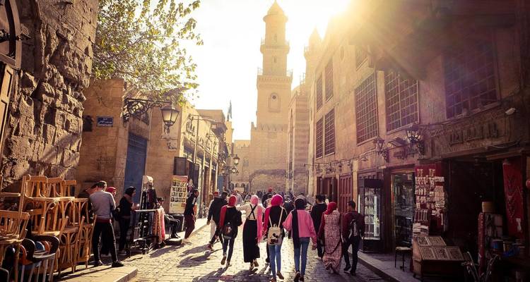 Straßenszene in Kairo mit mittelalterlicher Architektur und lebendigen Licht