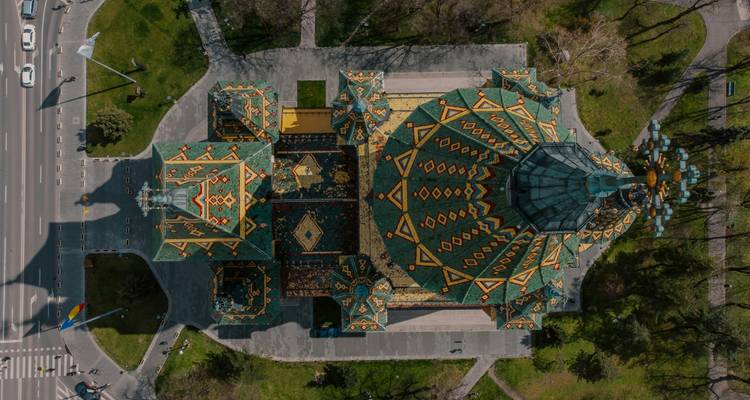 Vue aérienne d'un bâtiment coloré et complexe avec un toit unique.