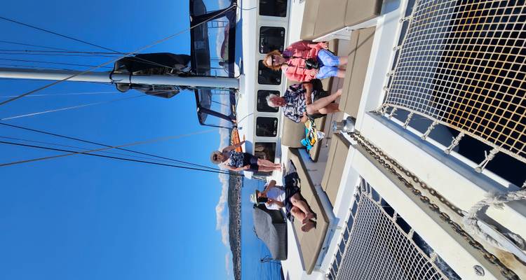 Personnes se relaxant sur le pont d'un yacht.