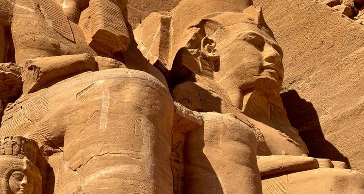 Gros plan de statues à Abou Simbel, Égypte.