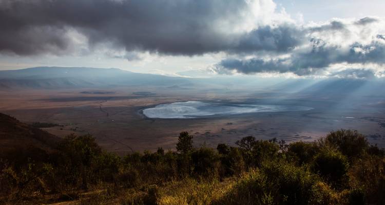 Vue d'un lac de cratère avec un ciel dramatique.