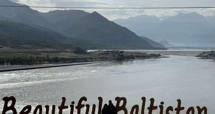 Scène de rivière de montagne partiellement bloquée par le texte d'une pancarte touristique