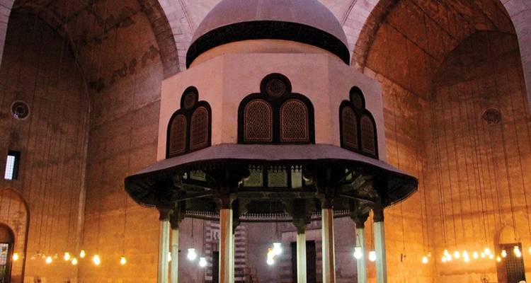Une structure de dôme au design complexe à l'intérieur d'une mosquée.