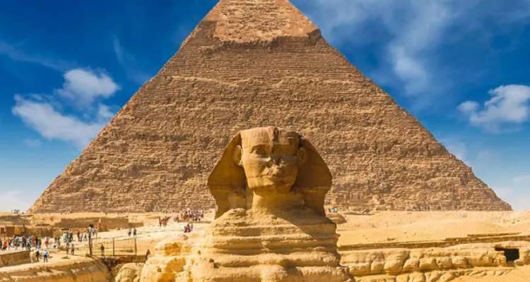 Le Sphinx et la Pyramide de Gizeh dans un décor de ciel bleu clair.