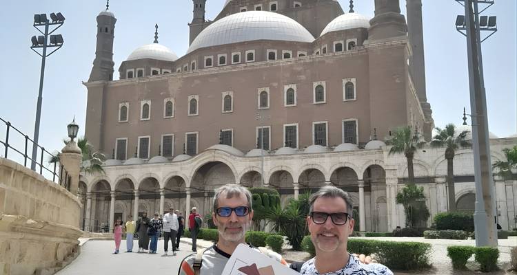 Deux personnes debout devant la mosquée Muhammad Ali.