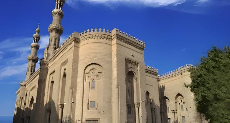 La façade d'une mosquée avec de beaux détails architecturaux.