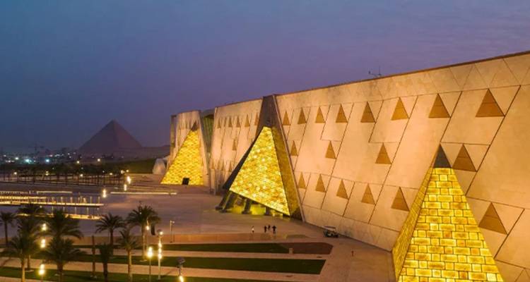 Architecture moderne ressemblant à des pyramides avec des motifs lumineux brillants au crépuscule.