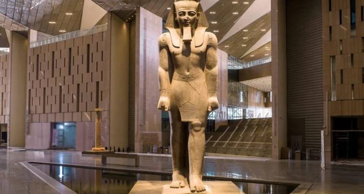 Statue égyptienne antique dans un musée moderne.