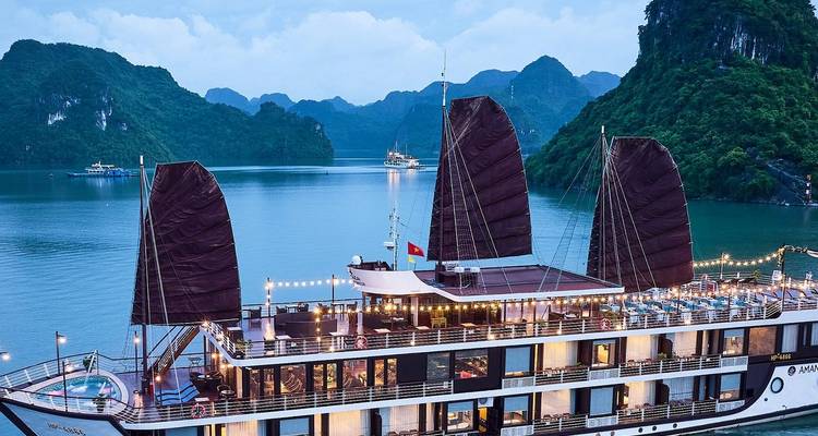 Luxueus cruiseschip varend in Halong Bay.