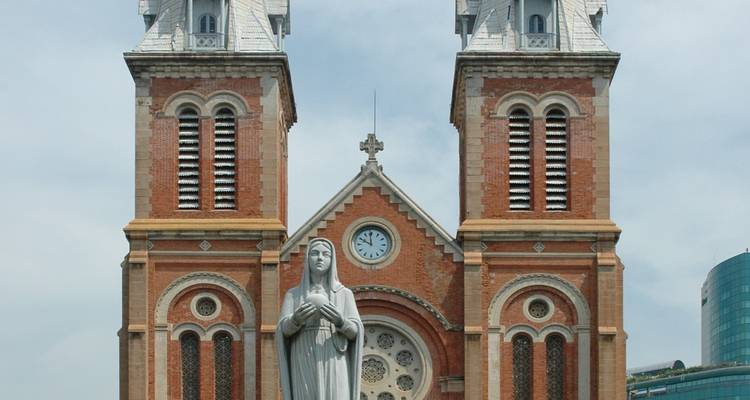 Notre-Dame Kathedraal Basiliek van Saigon met een standbeeld.