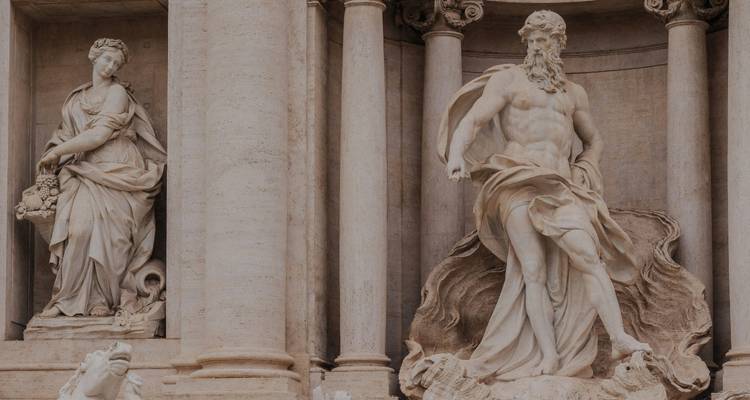 Vue détaillée d'une statue classique avec des colonnes.