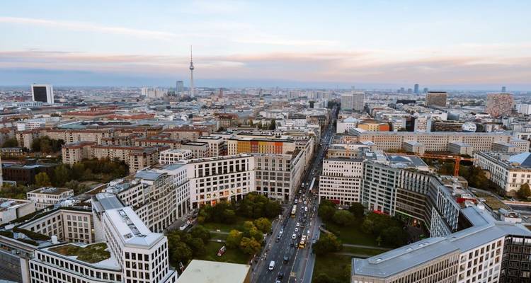 Vue aérienne d'une ville avec une tour proéminente.