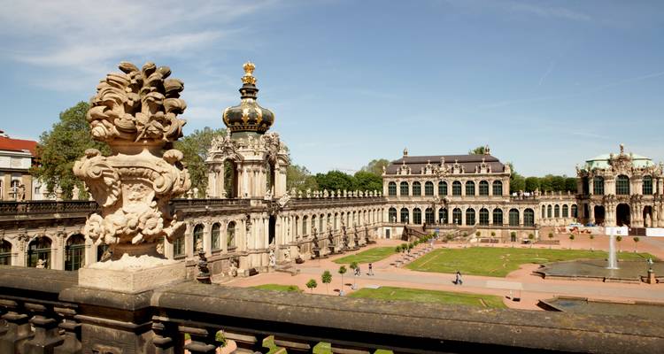 Un palais de style baroque avec des décorations ornementales.