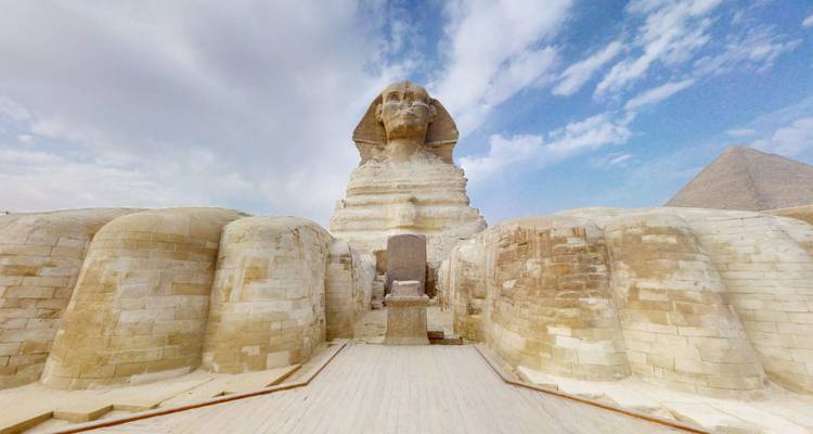 Le Sphinx avec une pyramide en arrière-plan par une journée claire.