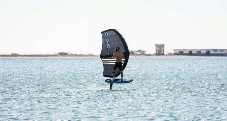 Personne pratiquant des sports nautiques en mer.