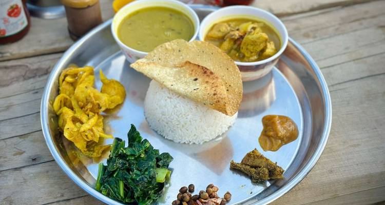 Traditionele Nepalese schotel met rijst en verschillende gerechten.