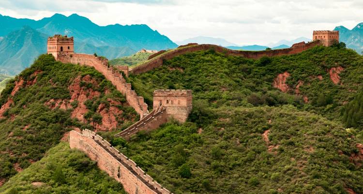Panoramisch uitzicht op de Chinese Muur over weelderige heuvels.