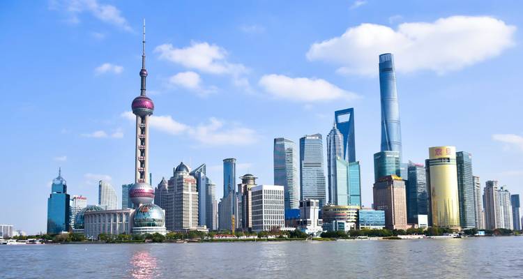 Shanghai skyline met moderne wolkenkrabbers op een heldere dag.