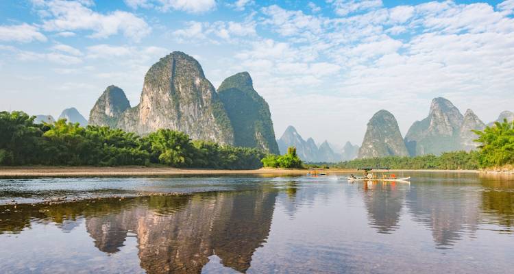 Li-rivier met karstbergen op de achtergrond.