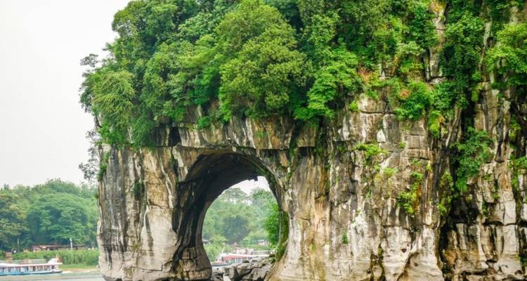 Rotsvormatie van de Olifantsslurfheuvel met bomen.